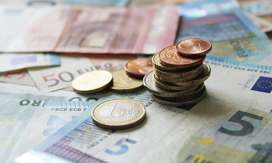 Euro-Scheine und -Münzen