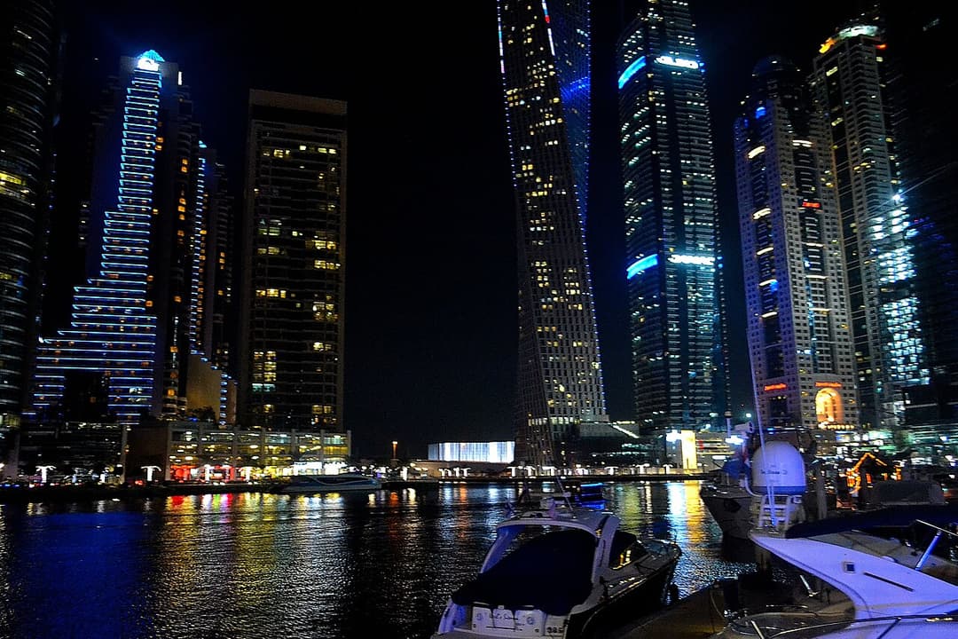Dubai Marina bei Nacht – in den Emiraten zahlen Privatpersonen keine Einkommensteuer