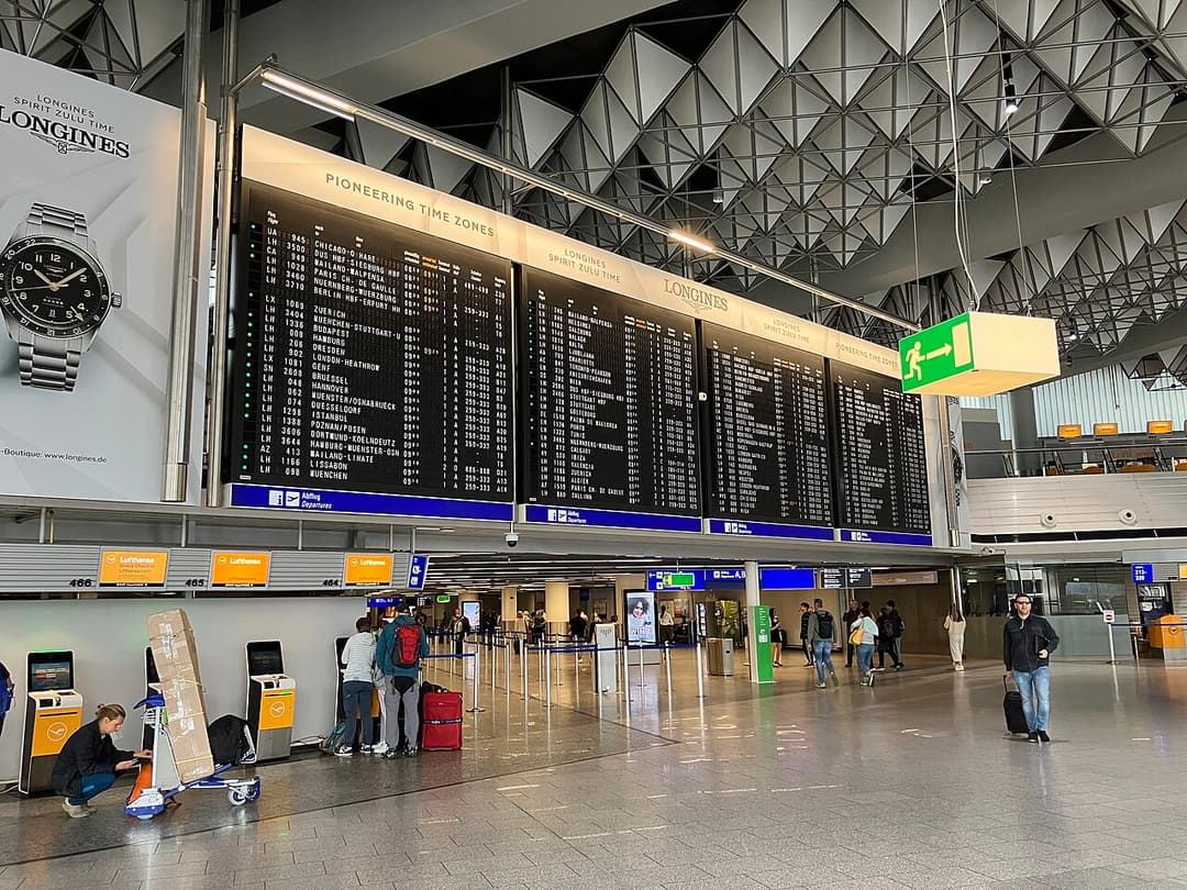 Abflugtafel am Frankfurter Flughafen