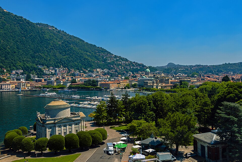 Como cityscape and lakefront from Monumento ai Caduti, italien
