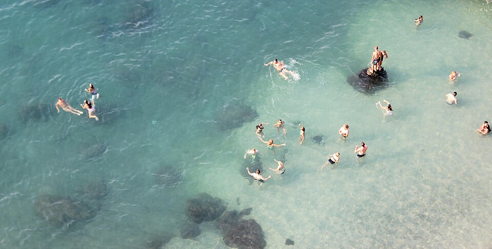 Swimming in blue sea of Amalfi coast (Unsplash), Italien