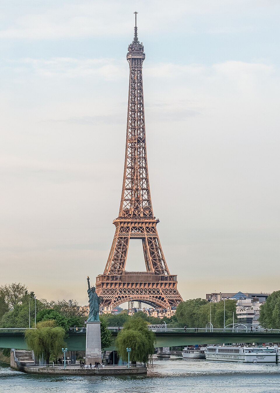 Eiffel Tower as seen from the Pont Mirabeau, 22 April 2014, Frankreich