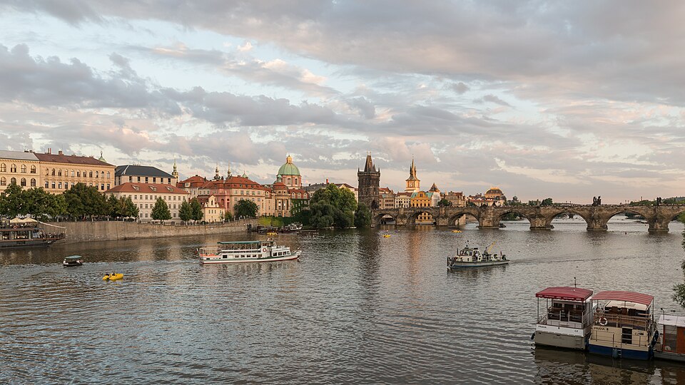 North view of Charles Bridge from Mánesův most, Prague 1, Tschechien