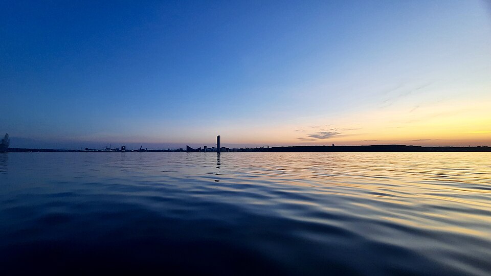 Lighthouse and Aarhus Ø docklands seen from water Aarhus bay Denmark June sunset 01, Dänemark