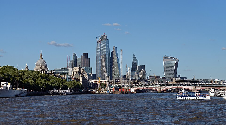 St Paul's Cathedral, City of London and Blackfriars Bridge from the Thames. London, Vereinigtes Königreich